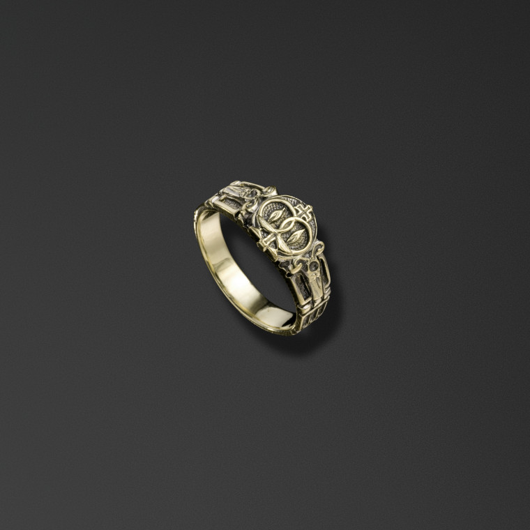 Anello nuziale con corone e luci
